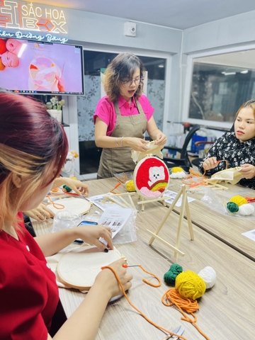 WORKSHOP THÊU TRANH HOA BẰNG LEN