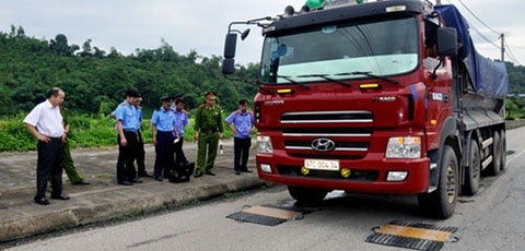 Thực hiện Quy chế phối hợp KSTTX: 11 xe quá tải trên địa bàn Hà Nội, Hòa Bình đã bị xử phạt