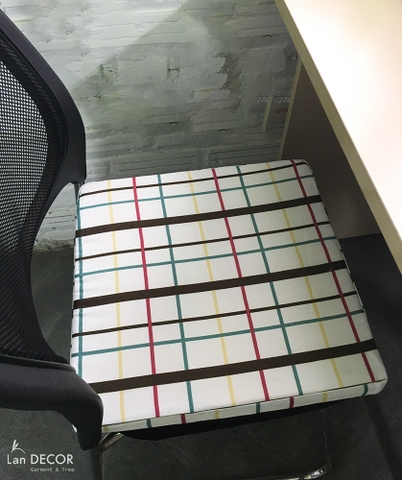Đệm ghế Landecor họa tiết kẻ ô vuông sặc sỡ- BMG560