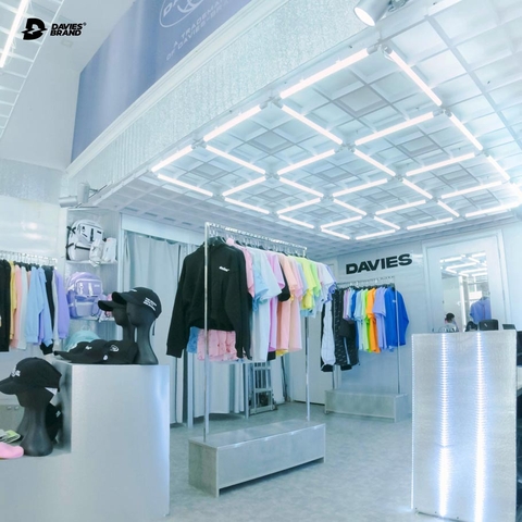 Local brand Davies thu hút giới trẻ check-in với không gian hiện đại, bắt mắt.