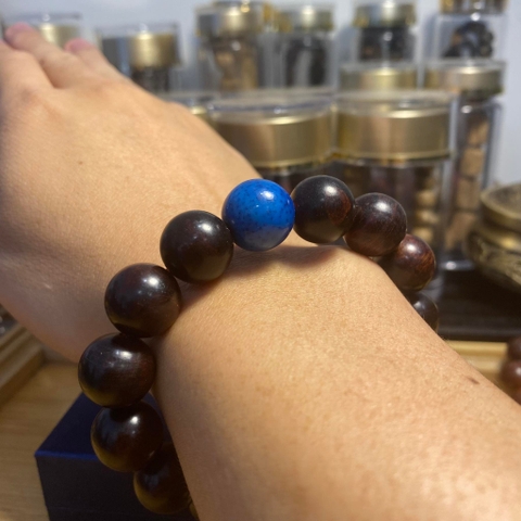 Vòng Gỗ Sưa Đen Vip 14mm Mix San Hô Xanh Tự Nhiên