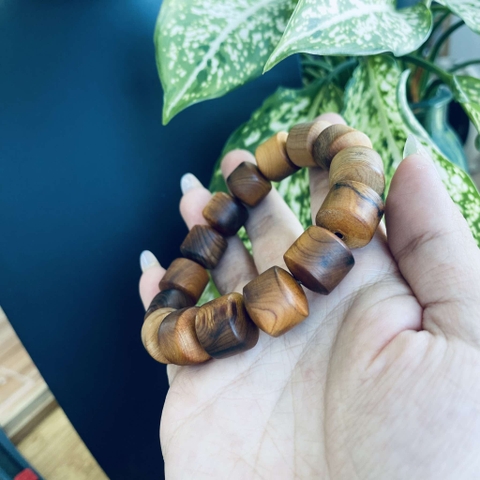 Vòng Gỗ Hoàng Đàn 14mm Trúc Nhộng Hàng Rễ