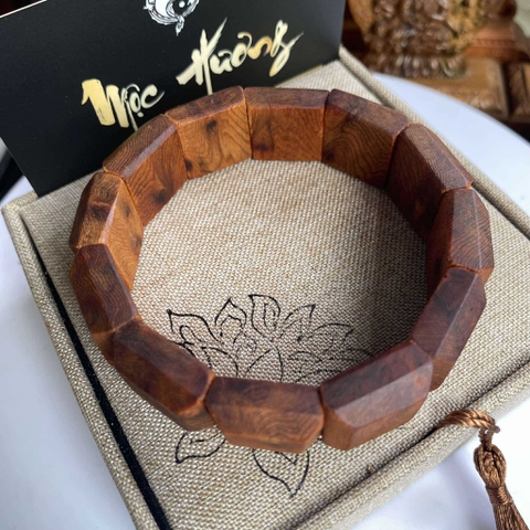 Vòng Gỗ Ngọc Am Đỏ Nu Sụn Bản Vuông 18mm Chìm Nước