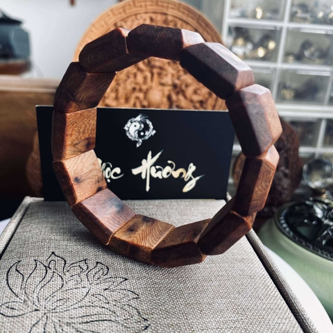 Vòng Gỗ Ngọc Am Đỏ Nu Sụn Bản Vuông 18mm Chìm Nước