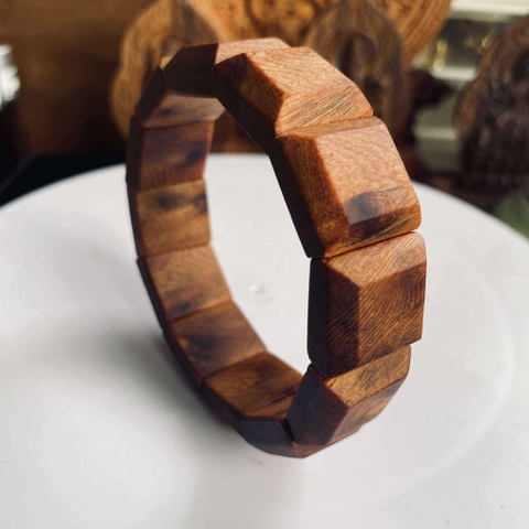 Vòng Gỗ Ngọc Am Đỏ Nu Sụn Bản Vuông 18mm Chìm Nước