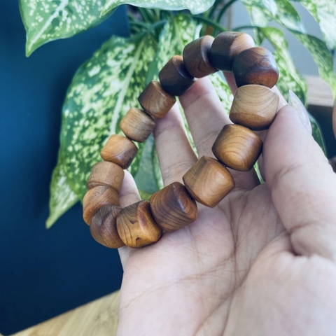 Vòng Gỗ Hoàng Đàn 14mm Trúc Nhộng Hàng Rễ