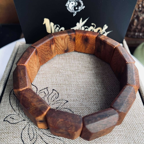 Vòng Gỗ Ngọc Am Đỏ Nu Sụn Bản Vuông 18mm Chìm Nước