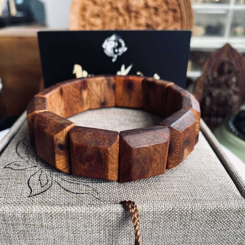 Vòng Gỗ Ngọc Am Đỏ Nu Sụn Bản Vuông 18mm Chìm Nước