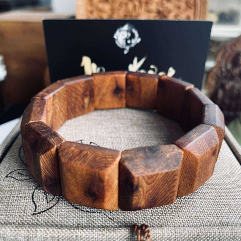 Vòng Gỗ Ngọc Am Đỏ Nu Sụn Bản Vuông 18mm Chìm Nước