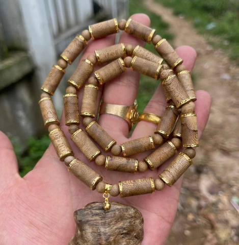 Dây chuyền gỗ Trầm Hương tự nhiên size 10mm bọc vàng 18k