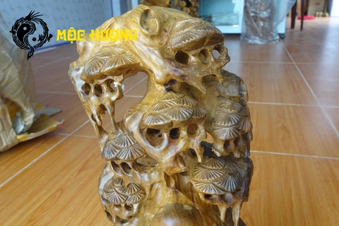 Tượng di lặc đứng gốc tùng gỗ bách xanh thơm ngát