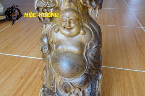 Tượng di lặc đứng gốc tùng gỗ bách xanh thơm ngát