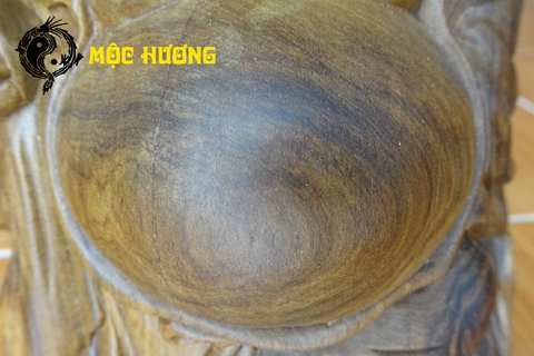 Tượng di lặc đứng gốc tùng gỗ bách xanh thơm ngát