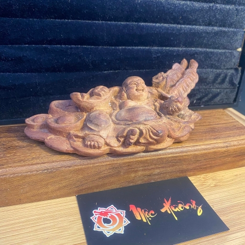 Tượng di lặc ngồi để xe ô tô gỗ hoàng đàn thơm ngọt