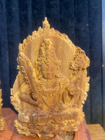 Tượng hư không bồ tát để xe ô tô gỗ hoàng đàn thơm ngọt