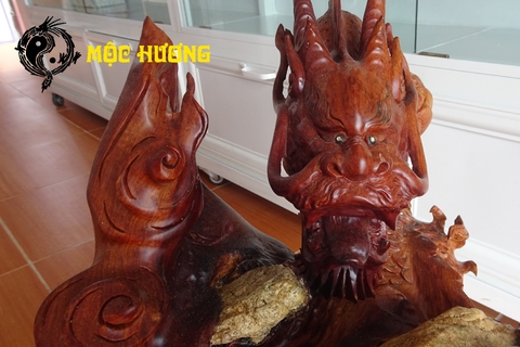 Tượng NHẤT LONG ÔM NGỌC gỗ Hương Đỏ Việt hàng sắc nét