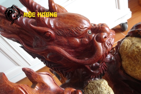 Tượng NHẤT LONG ÔM NGỌC gỗ Hương Đỏ Việt hàng sắc nét