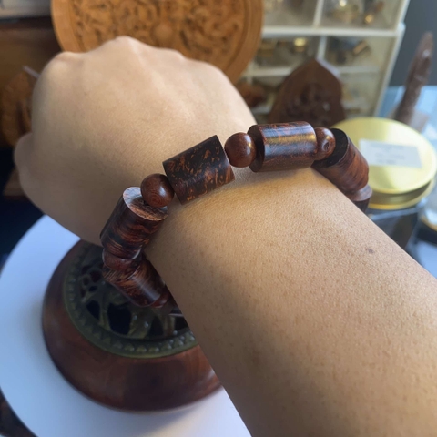 Vòng gỗ Cẩm Lai Nu Lông Chuột 12mm Đốt Trúc Chìm Nước