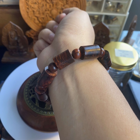 Vòng gỗ Cẩm Lai Nu Lông Chuột 12mm Đốt Trúc Chìm Nước