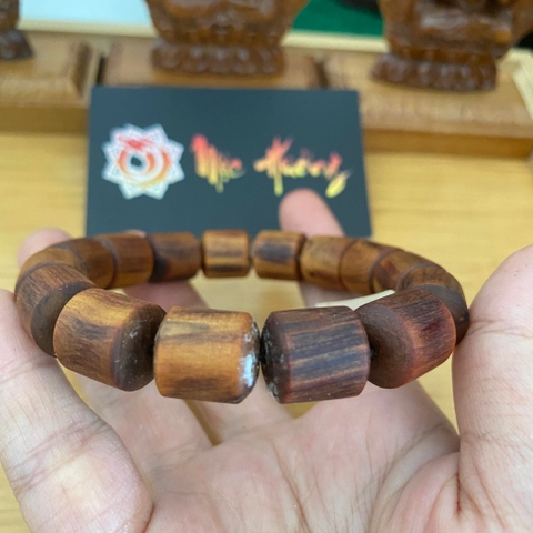 Vòng Gỗ Hoàng Đàn Trúc Nhộng Chìm Nước 12mm