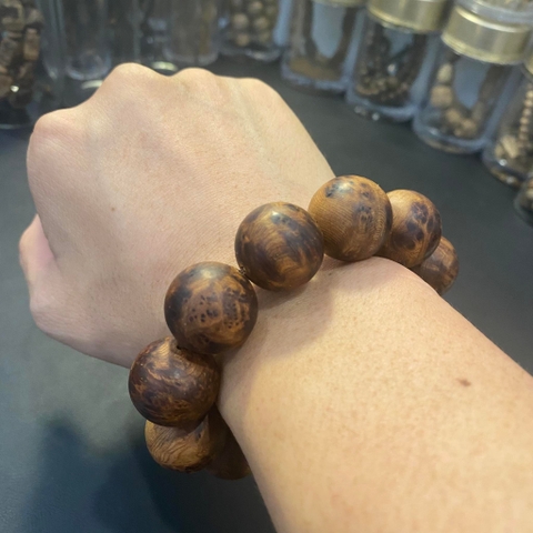 Vòng Gỗ Ngọc Am Nu Hoa Chìm Nước 20mm