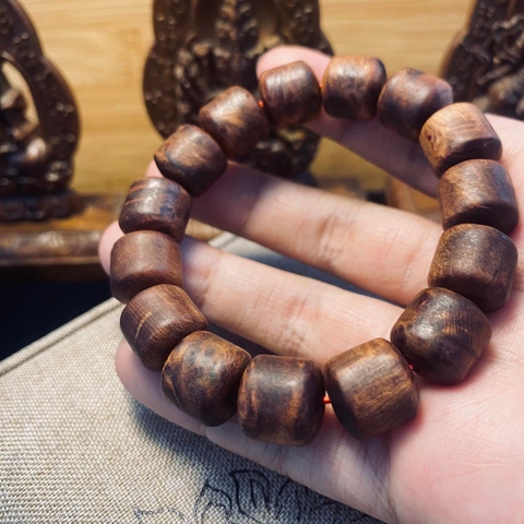 Vòng Gỗ Nu Hoa Ngọc Am Đỏ 12mm Trúc Nhộng Chìm Nước