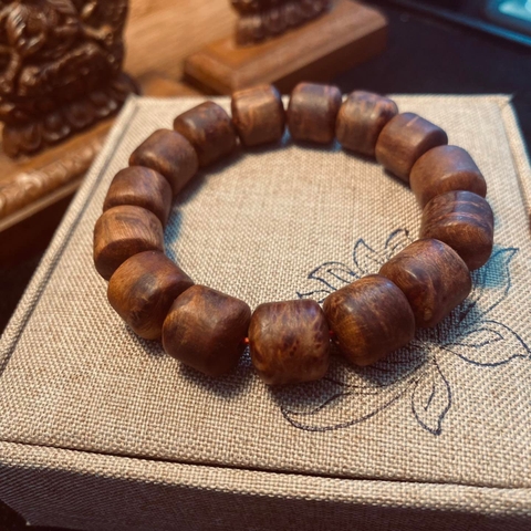 Vòng Gỗ Nu Hoa Ngọc Am Đỏ 12mm Trúc Nhộng Chìm Nước