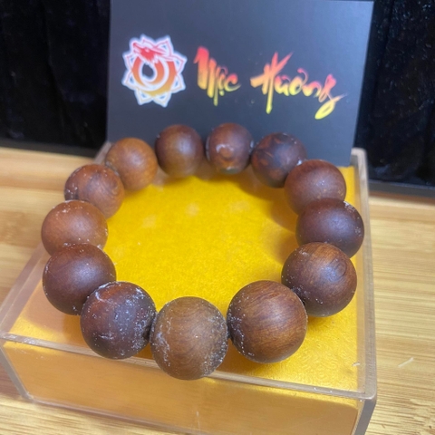 Vòng Gỗ Hoàng Đàn 18mm Hàng Rễ Mọng Cận Chìm
