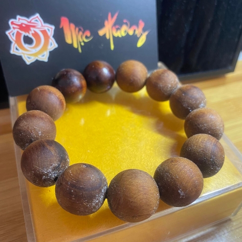 Vòng Gỗ Hoàng Đàn 18mm Hàng Rễ Mọng Cận Chìm