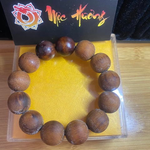 Vòng Gỗ Hoàng Đàn 18mm Hàng Rễ Mọng Cận Chìm