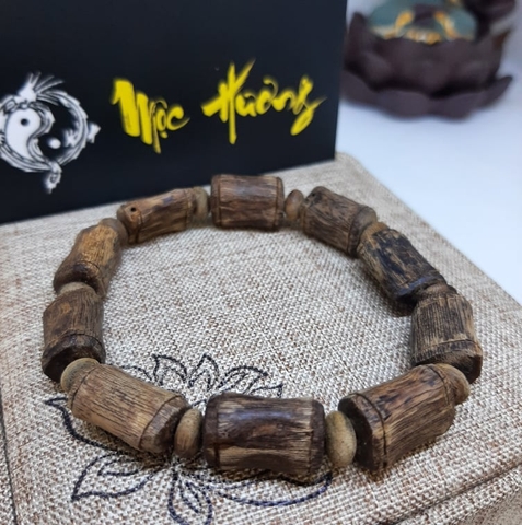 Vòng Trầm Hương Rục Núi Rừng 10mm Cận Chìm