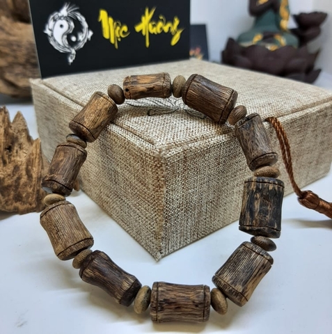 Vòng Trầm Hương Rục Núi Rừng 10mm Cận Chìm