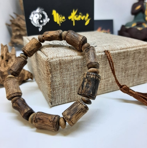 Vòng Trầm Hương Rục Núi Rừng 10mm Cận Chìm