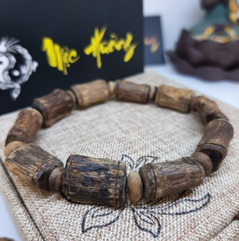 Vòng Trầm Hương Rục Núi Rừng 10mm Cận Chìm