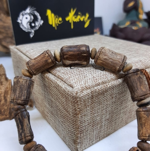 Vòng Trầm Hương Rục Núi Rừng 10mm Cận Chìm