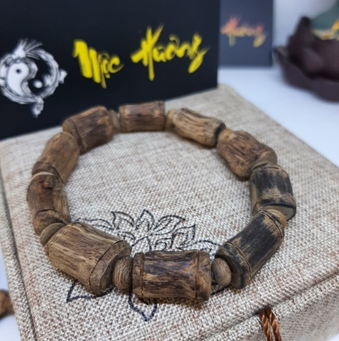 Vòng Trầm Hương Rục Núi Rừng 10mm Cận Chìm