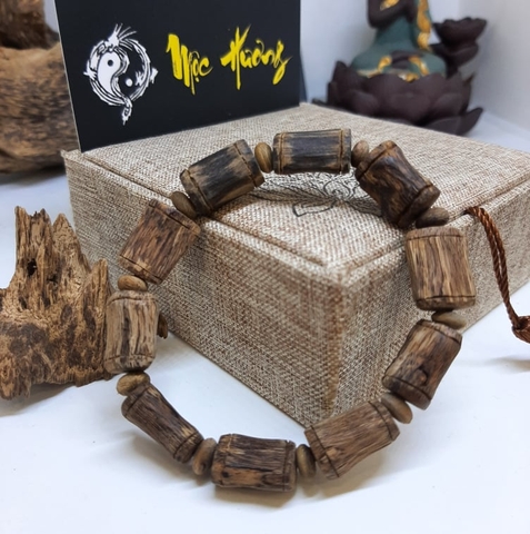 Vòng Trầm Hương Rục Núi Rừng 10mm Cận Chìm