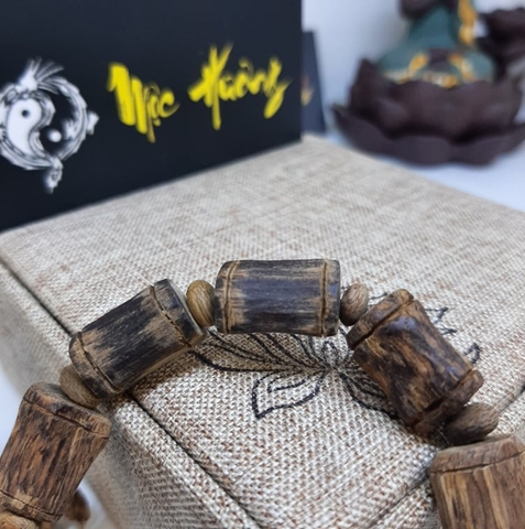 Vòng Trầm Hương Rục Núi Rừng 10mm Cận Chìm