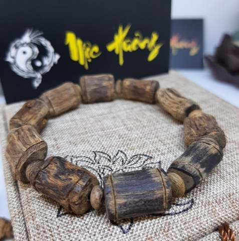 Vòng Trầm Hương Rục Núi Rừng 10mm Cận Chìm