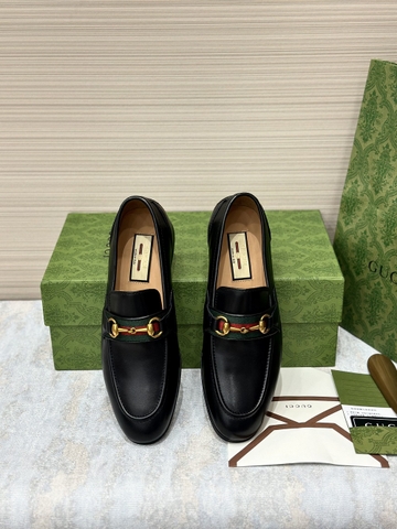 Giày Loafer Gucci Đen trơn bóng móc khóa vàng tag vải kẻ Xanh Đỏ đế gỗ Like Auth 1-1 on web fullbox