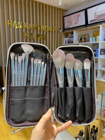 Bộ cọ trang điểm cao cấp lông mịn make up chuyên nghiệp 14 cây vỏ xám bạc kèm ví da Bộ cọ trang điểm cao cấp lông mịn make up chuyên nghiệp 14 cây vỏ xám bạc kèm ví da