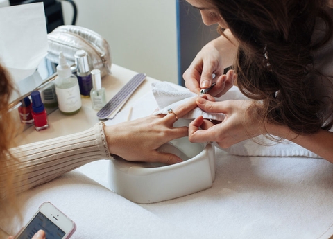 Làm thêm làm nail để kiếm tiền du học