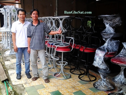 Cty Minh Thy giao bàn ghế bar cafe cho dự án Cty Nhà Việt Tư