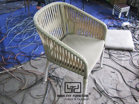 Tham khảo cách người thợ đan ghế nhựa giả mây tại xưởng Minh Thy Furniture