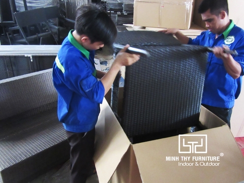 Minh Thy Furniture kiểm tra chất lượng sản phẩm bàn ghế giả mây và đóng gói sản phẩm