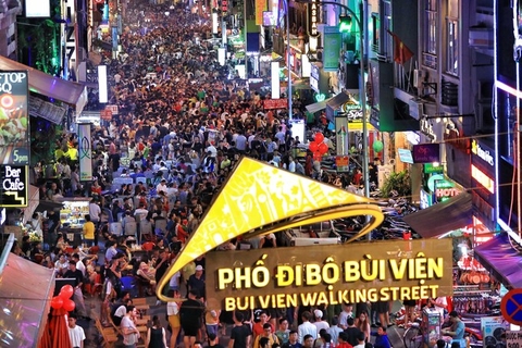 Biển người ở phố Tây Sài Gòn đêm Giáng sinh