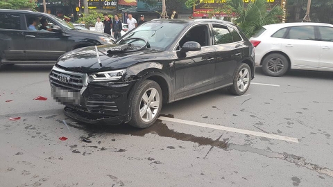 Audi Q5 húc méo Mercedes, 1 người gãy chân trên phố Hà Nội