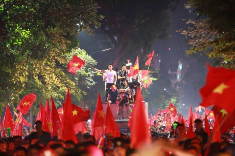 Việt Nam thẳng tiến chung kết AFF Cup: Khắp nơi sướng ran tưng bừng mở hội