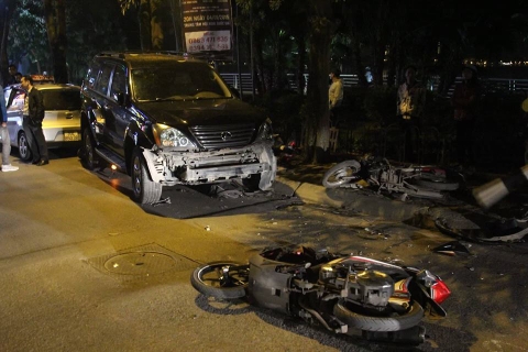 Nữ tài xế Lexus đâm 9 xe nằm la liệt ven hồ Tây, 6 người nhập viện