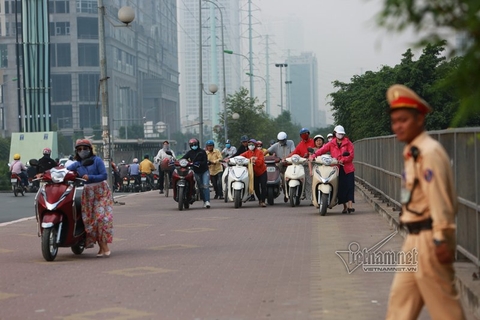 Lạ Hà Nội: Váy ngắn, váy quây ùn ùn dắt xe ngược chiều trước mặt CSGT